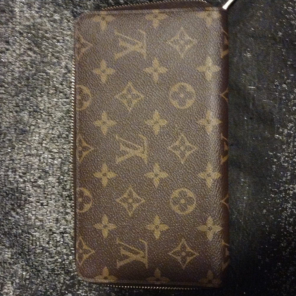 Louis Vuitton Monogram Zippy Wallet